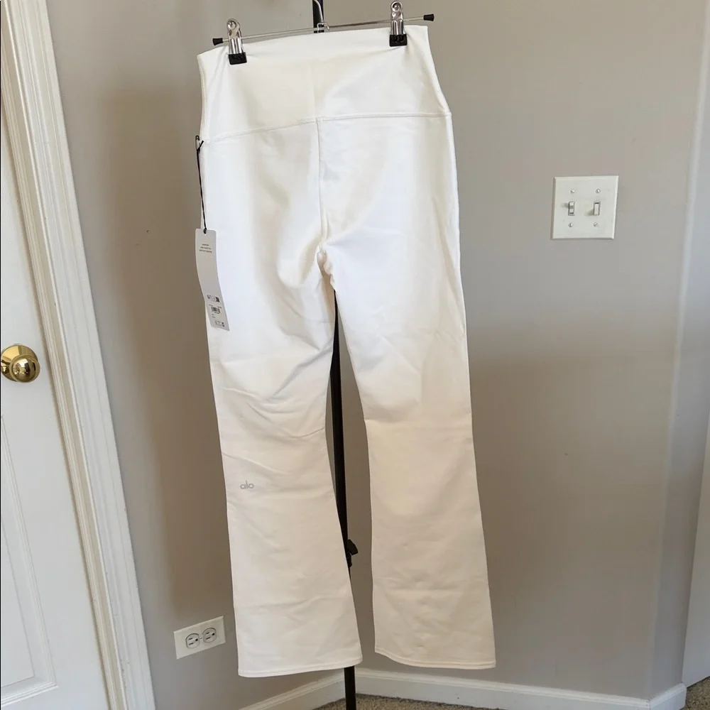 ALO Yoga Airbrush High Waist 7/8 Bootcut Legging in Ivory: M